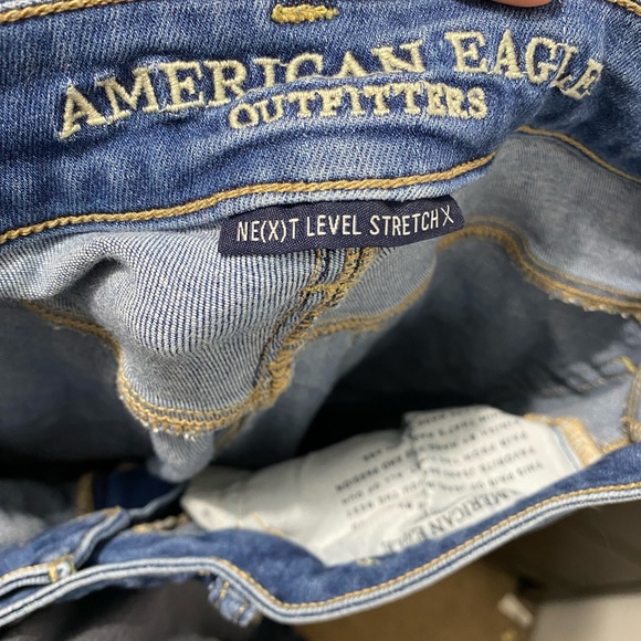 Size 10 AMERICAN EAGLE Medium Wash Distressed Cropped Jegging Jeans - Picture 4 of 4